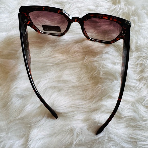 New Guess Tortoise Sunglasses with rhinestone logo - Picture 5 of 5